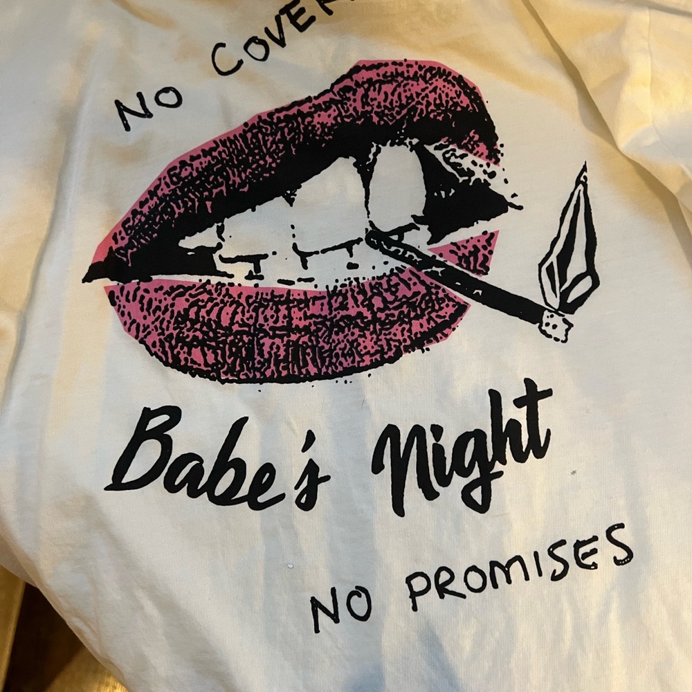 Volcom soft cozy Graphic Tee babes night sz med. brand new still in package !!!